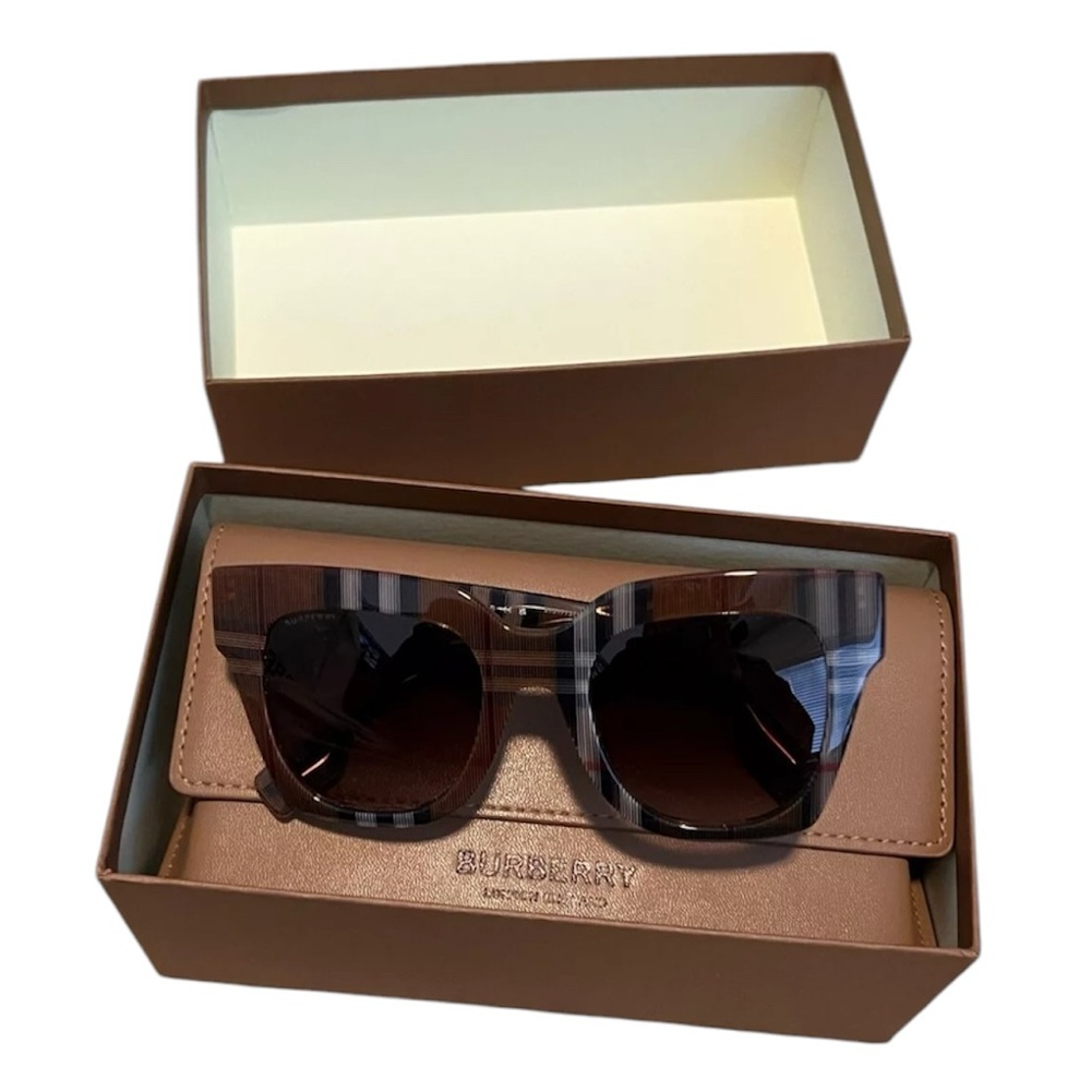 Brand New 😍🔥 Women’s Burberry Shades(0BE4364) in KITTY Checkered Brown